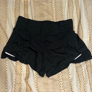 Black Lululemon Hotty Hot Low-Rise Lined Short 2.5" Size 2